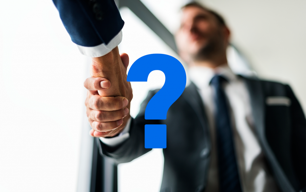 Dois homens apertando as mãos e um ponto de interrogação azul no meio.